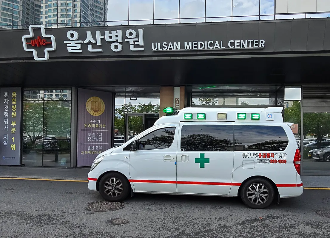 울산병원 정문 앞에 정차한 중앙응급환자이송단 구급차