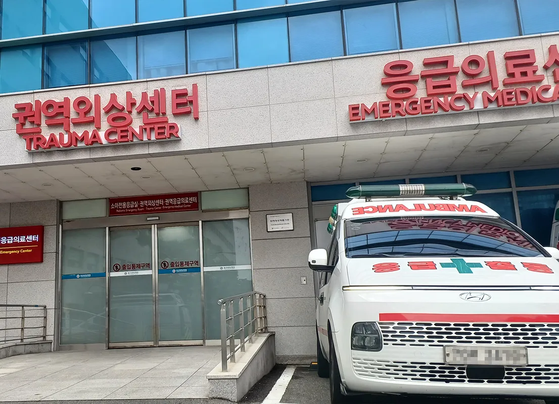 권역외상센터·응급의료센터 앞에 선 중앙응급환자이송단 구급차